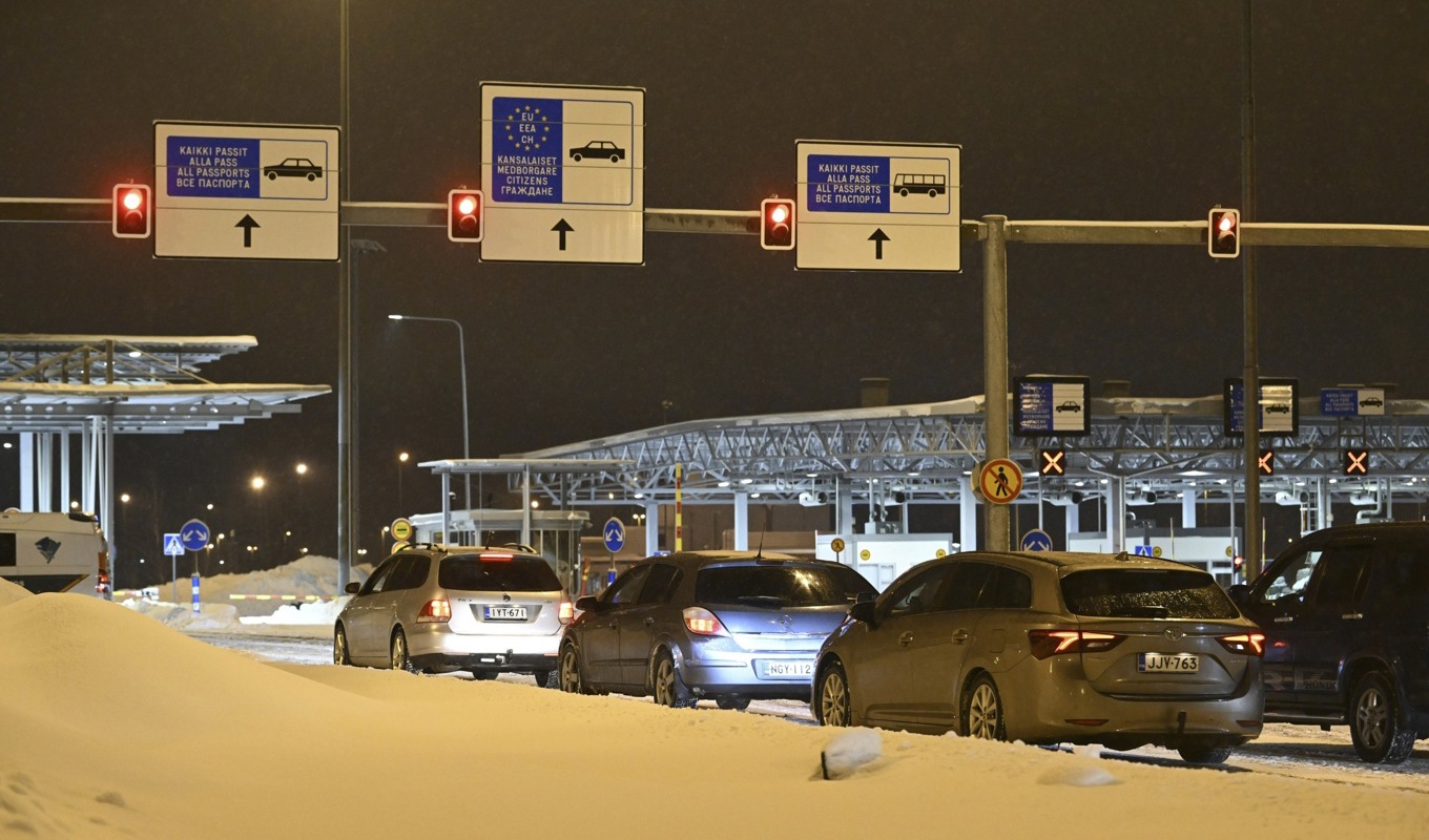 Bilar vid gränsövergången i Vaalimaa i onsdags. Nu stängs den igen, meddelar Finlands regering. Arkivbild. Foto: Heikki Saukkomaa/Lehtikuva/AP/TT