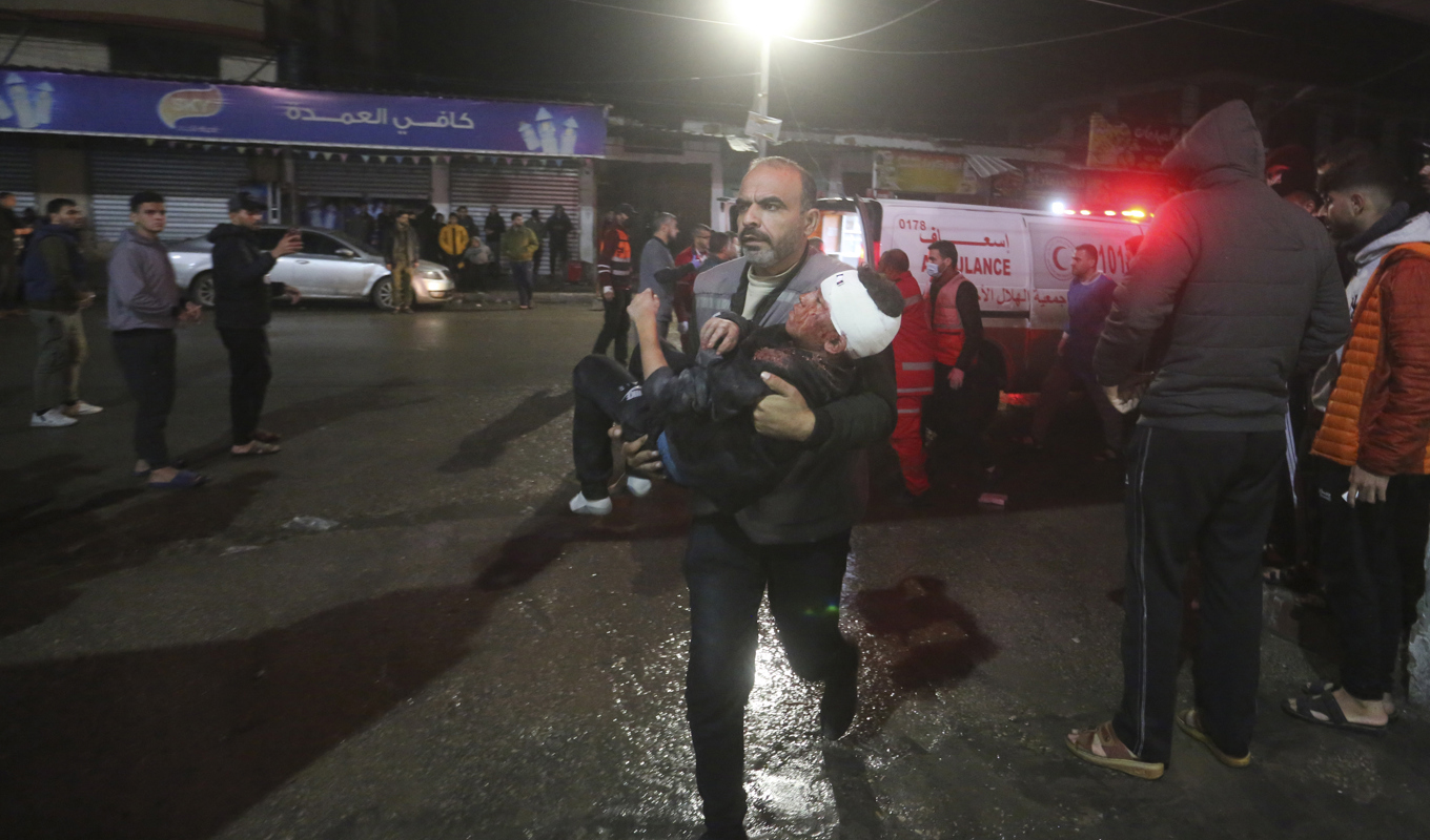Bild tagen utanför ett sjukhus i Rafah i sydvästra Gazaremsan på onsdagen. Foto: Hatim Ali/AP/TT