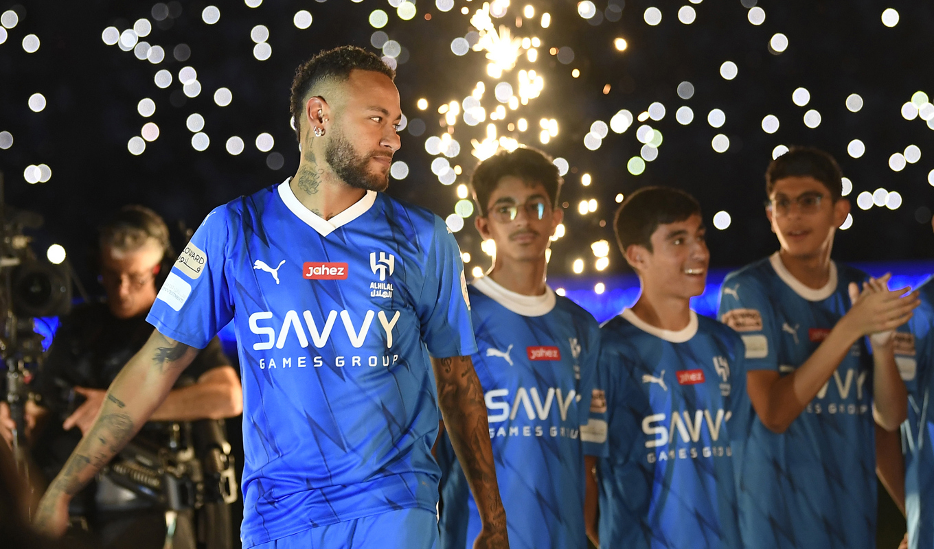 Endast engelska klubbar spenderade mer pengar på agentarvoden än klubbar i Saudiarabien. På bild: Neymar under hans presentation med saudiska al-Hilal. Foto: STR/AP/TT
