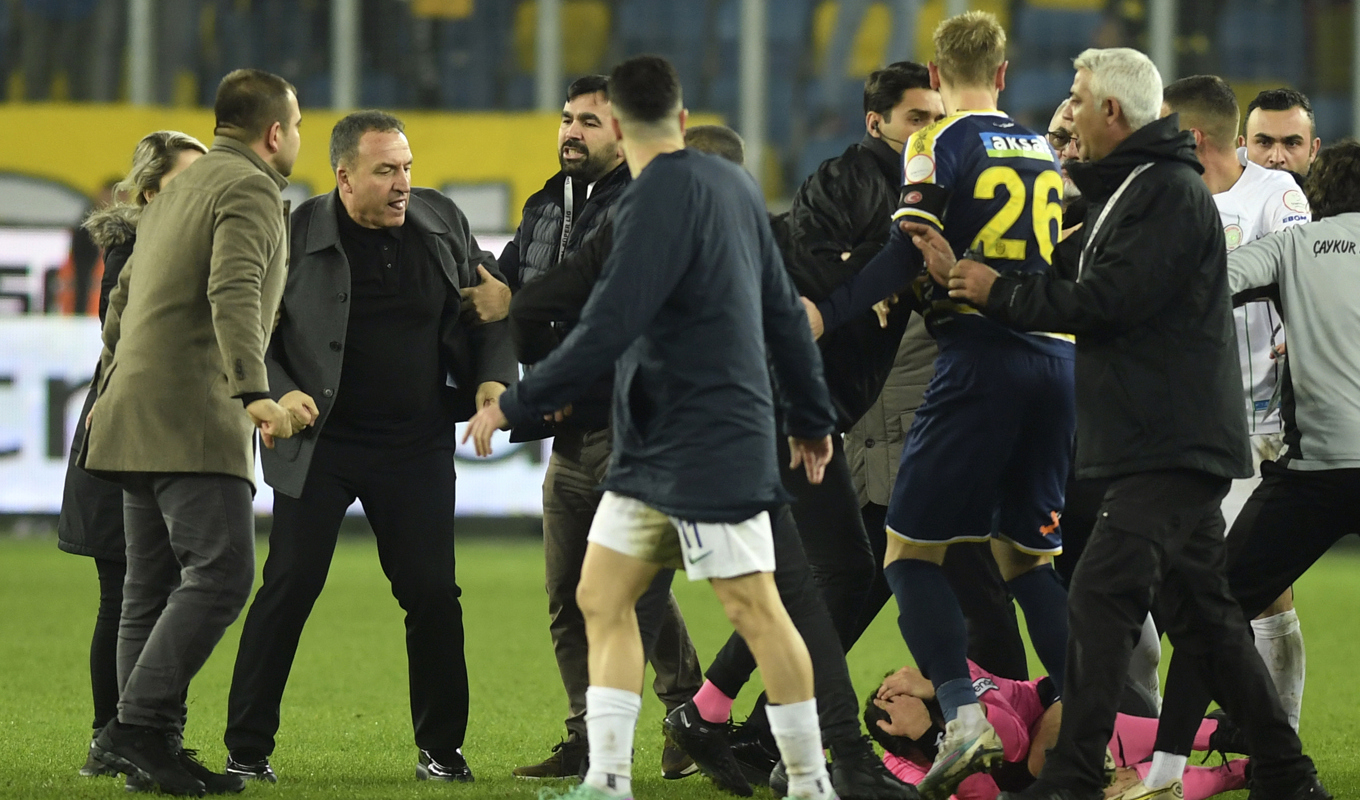 Det turkiska fotbollslaget Ankaragücus tidigare ordförande Faruk Koca stängs av på livstid av det turkiska fotbollsförbundet efter att han attackerat en domare på måndagen. Foto: Abdurrahman Antakyali/AP/TT