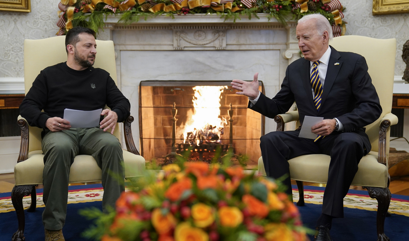 USA:s president Joe Biden, här under ett möte i Vita huset med Ukrainas president Volodymyr Zelenskyj tidigare i veckan, kan efter en kompromiss i kongressen underteckna en pengaram för försvaret nästa år på 886 miljarder dollar. Men Bidens stödpaket för Ukraina sitter ännu fast. Arkivbild. Foto: Evan Vucci/AP/TT