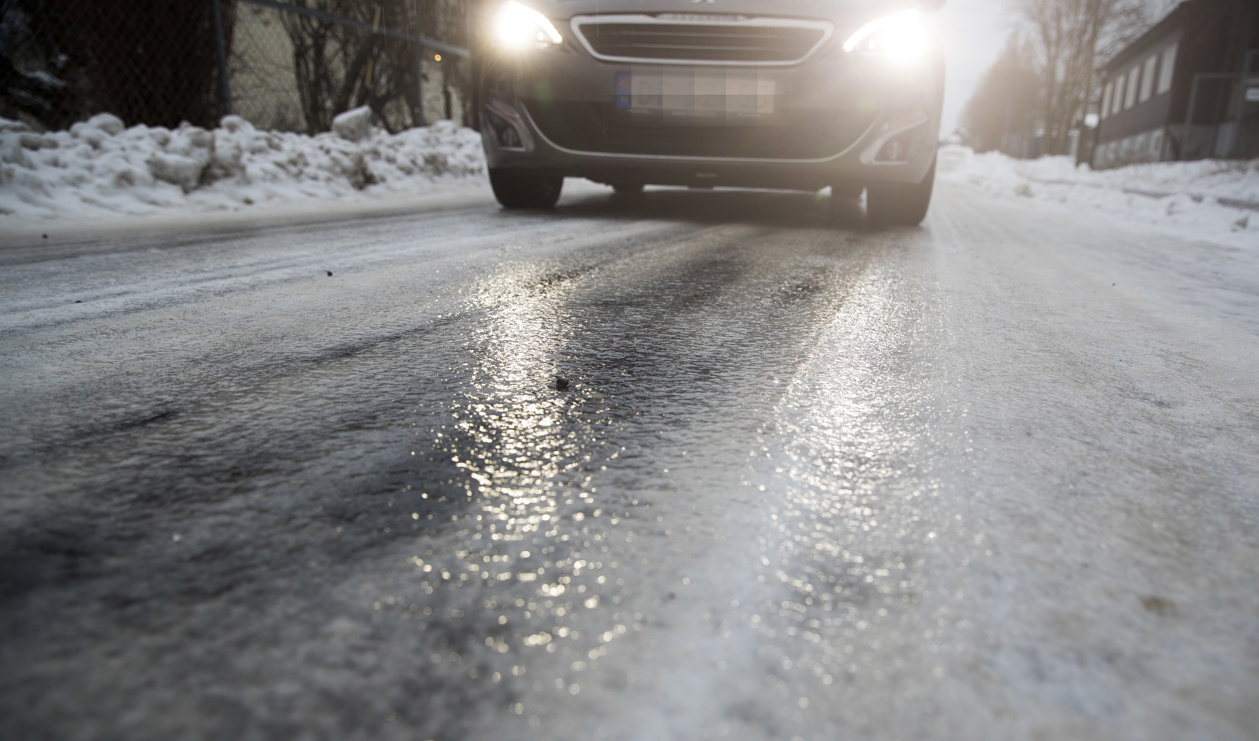 Ett lågtryck med mildare luft som är på väg in över Sverige kan ge besvärligt väglag i delar av landet. Arkivbild. Foto: Terje Pedersen/NTB/TT