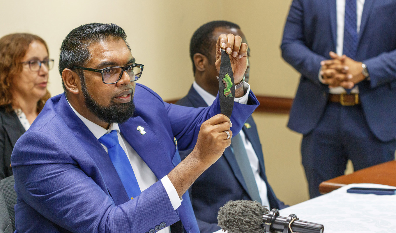 Guyanas President Irfaan Ali håller presskonferens efter mötet med Venezuelas president Nicolas Maduro på S:t Vincent och Grenadinerna i Karibien, ett möte ämnat att lugna ned konflikten mellan Guyana och Venezuela om gränsregionen Essequibo. Foto: Lucanus D. Ollivierre/AP/TT