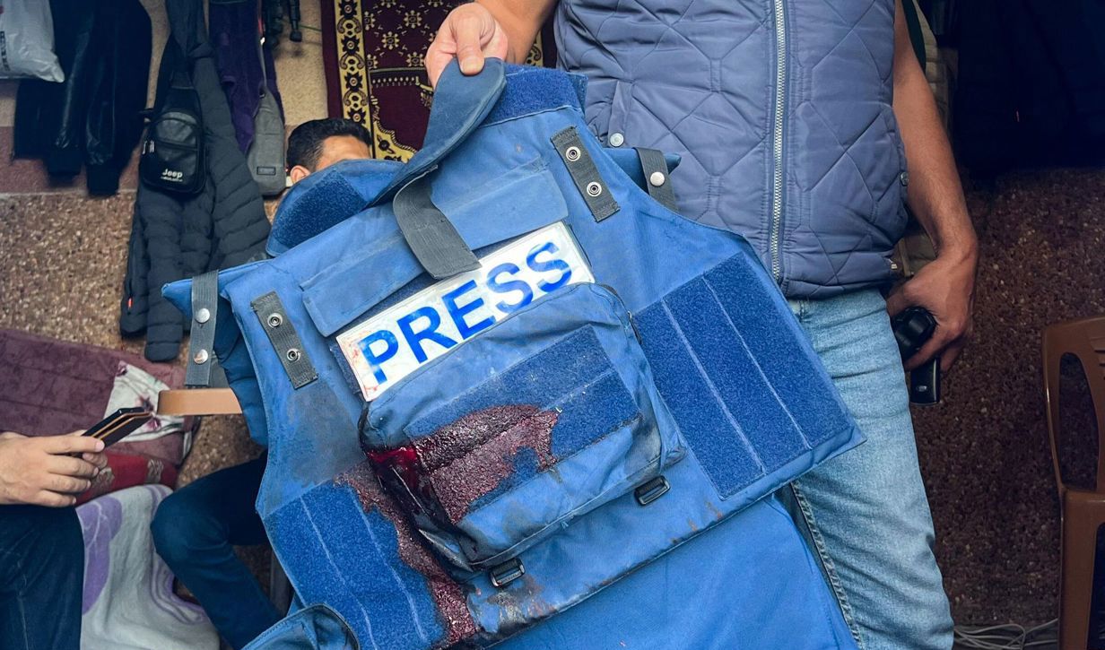 Krrespondenten Wael Dahdouh får vård på Nassersjukhuset i Khan Younis i södra Gaza. Hans kollega överlevde inte attacken. På bilden bär en man Dahdouhs pressväst. Foto: AFP/TT