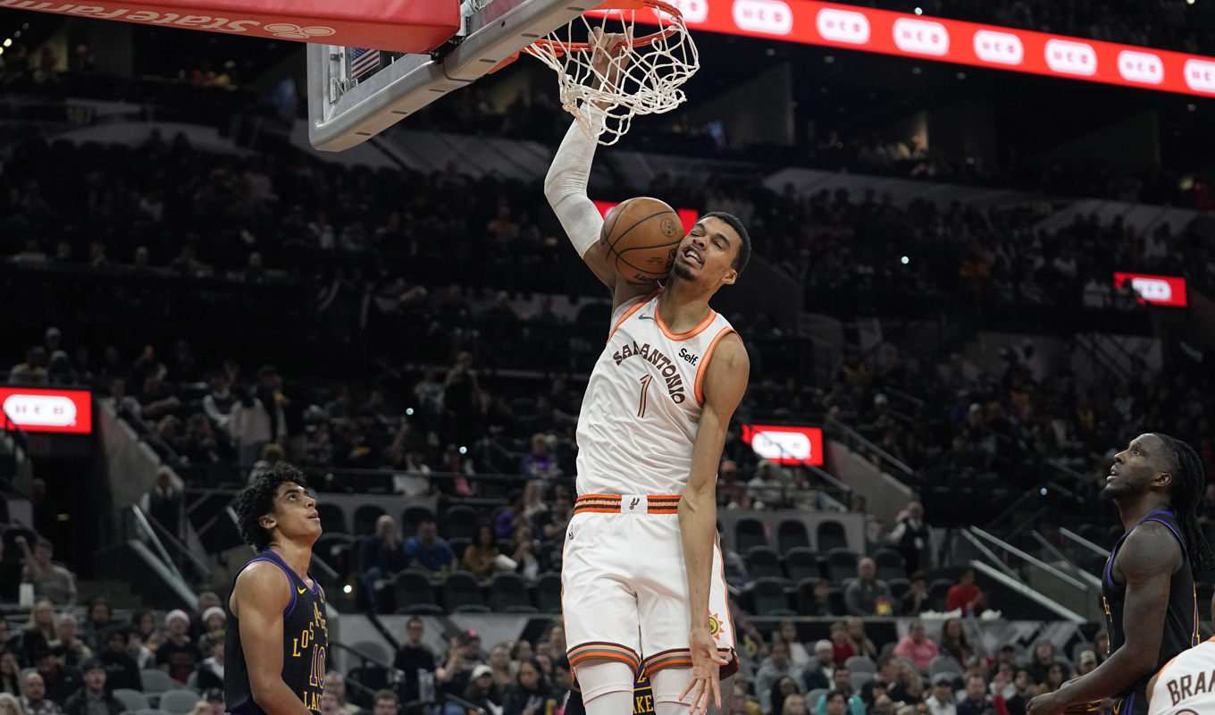 San Antonio Spurs och Victor Wembanyama bröt en 18 matcher lång förlustsvit genom vinst mot Los Angeles Lakers i natt. Foto: Eric Gay/AP/TT