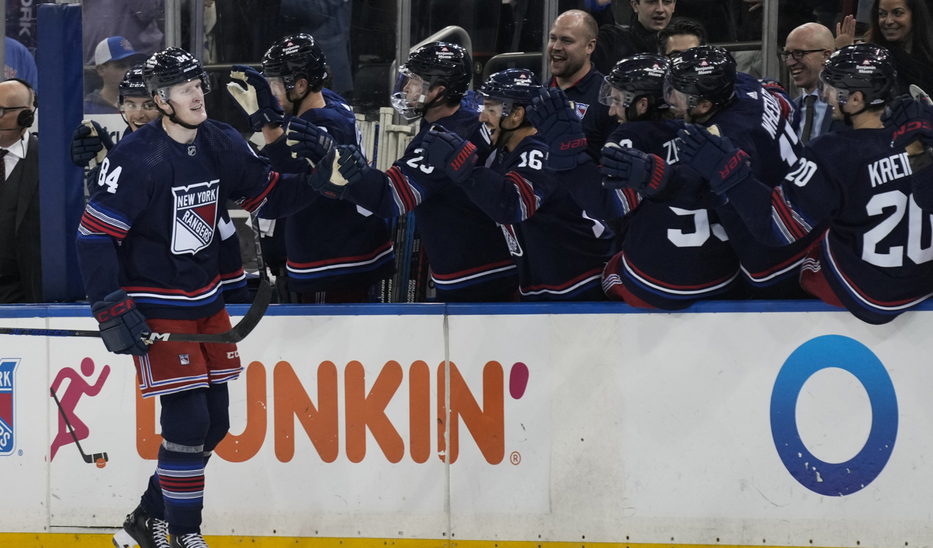 New York Rangers Adam Edström gratuleras av sina lagkamrater efter sin första match och första målet i NHL. Foto: Seth Wenig/AP/TT
