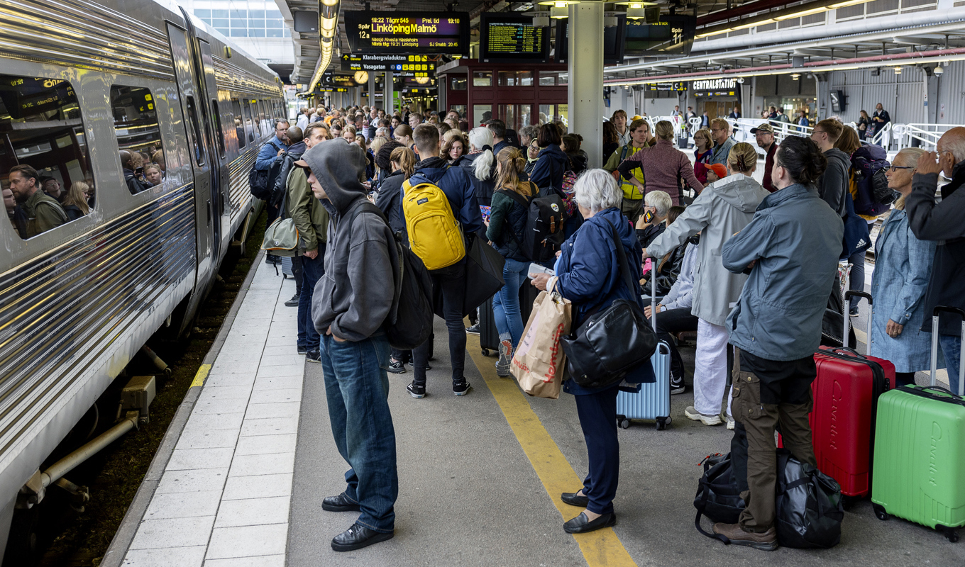 SJ har stoppat nio X2000-tåg av säkerhetsskäl men hoppas ha dem tillbaka i trafik före jul. Arkivbild. Foto: Stefan Jerrevång/TT