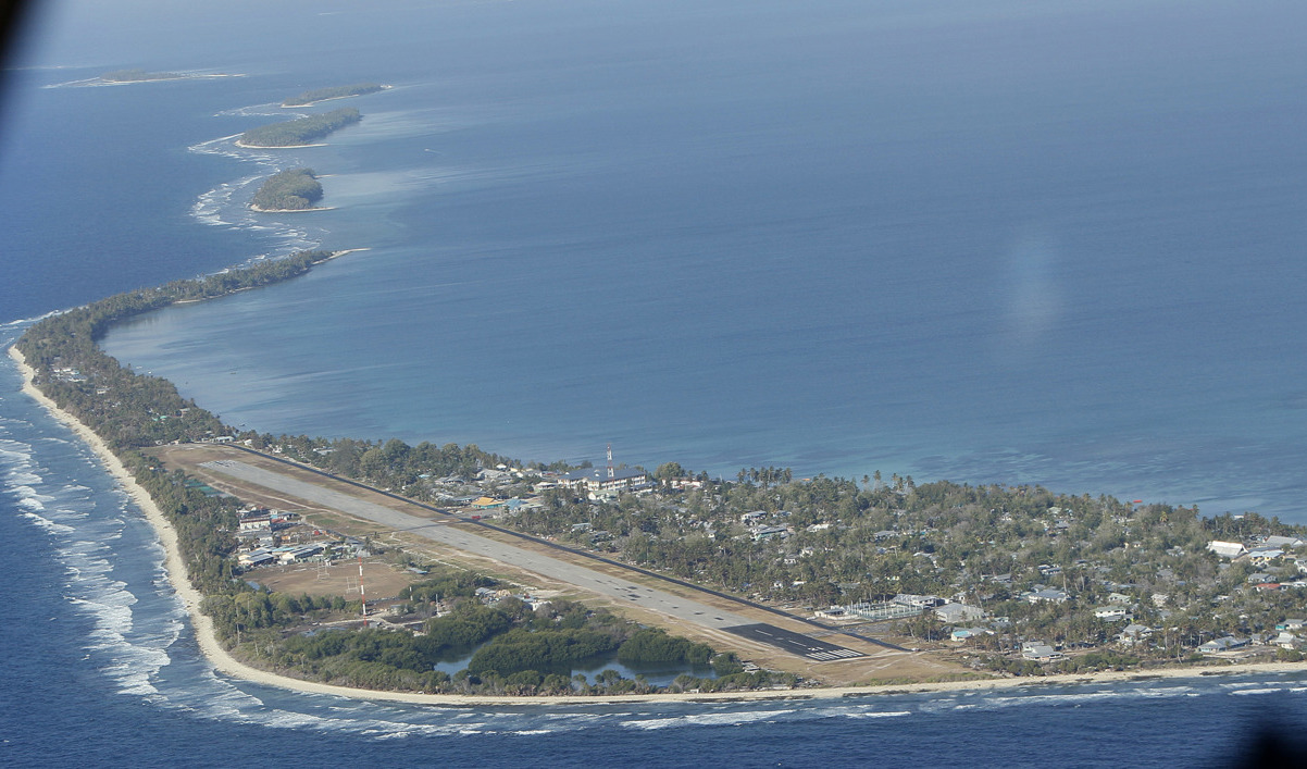 Huvudön Funafuti med sin landningsbana. Arkivbild. Foto: Alastair Grant/AP/TT
