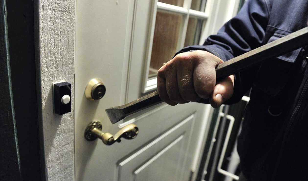 Julhelgerna är extra utsatta vad gäller risken för att få inbrott i bostaden. Arkivbild. Foto: Jonas Ekströmer/TT