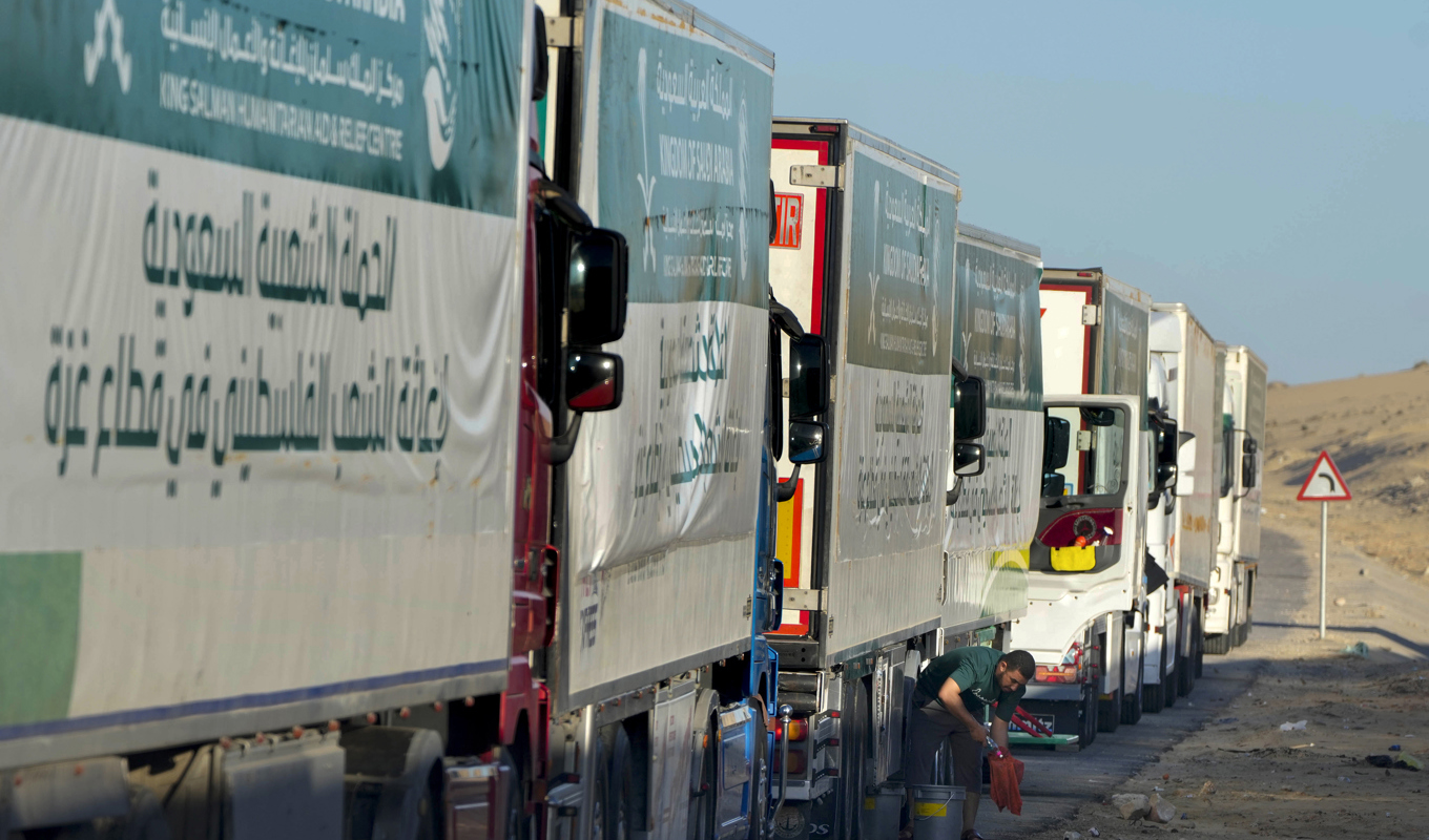 Hjälplastbilar köar för att komma in i Gaza. Bild från Rafah-övergången i slutet av november. Foto: Amr Nabil/AP/TT