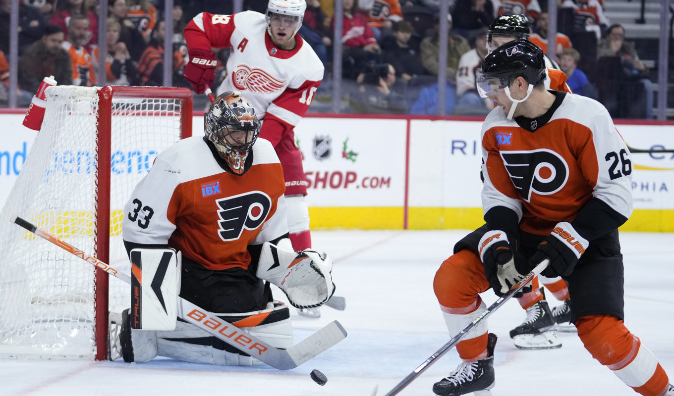 Philadelphia Flyers' Samuel Ersson (33) blocks a shot during the third period of an NHL hockey game against the Detroit Red Wings, Saturday, Dec. 16, 2023, in Philadelphia. (AP Photo/Matt Slocum) PXC121 Foto: Matt Slocum