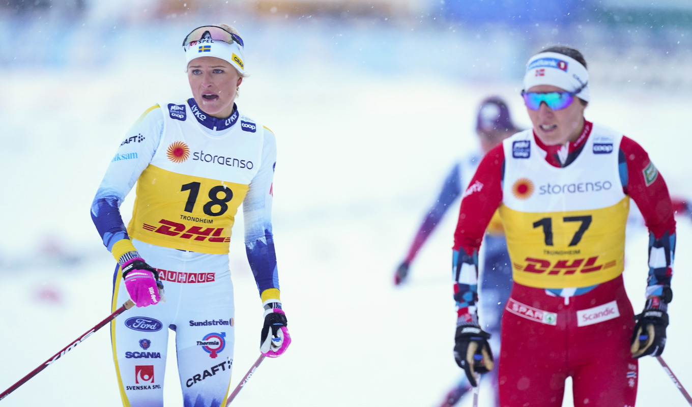 Svenske Frida Karlsson och Lotta Udnes Weng under sprintfinalen i Trondheim. Foto: Terje Pedersen