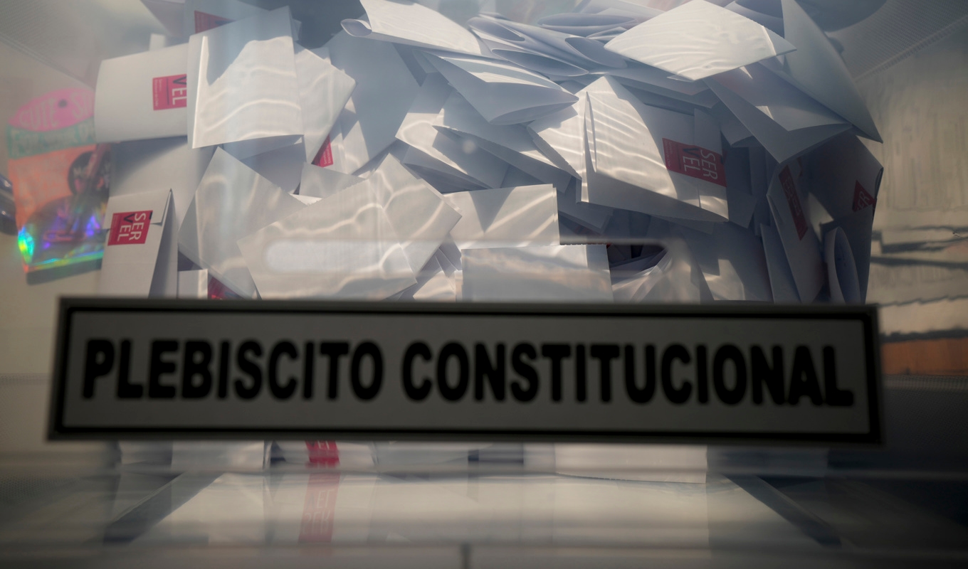 För andra gången på lika många år ser det ut att bli nej i en folkomröstning i Chile till att ersätta den konstitution, eller grundlag, som antogs under militärdiktaturen på 1970-talet. Foto: Esteban Felix/AP/TT