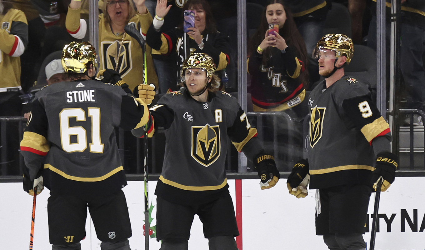 Vegas William Karlsson, mitten, firas av lagkamrater efter sitt mål i tredje perioden. Foto: Steve Marcus/AP/TT