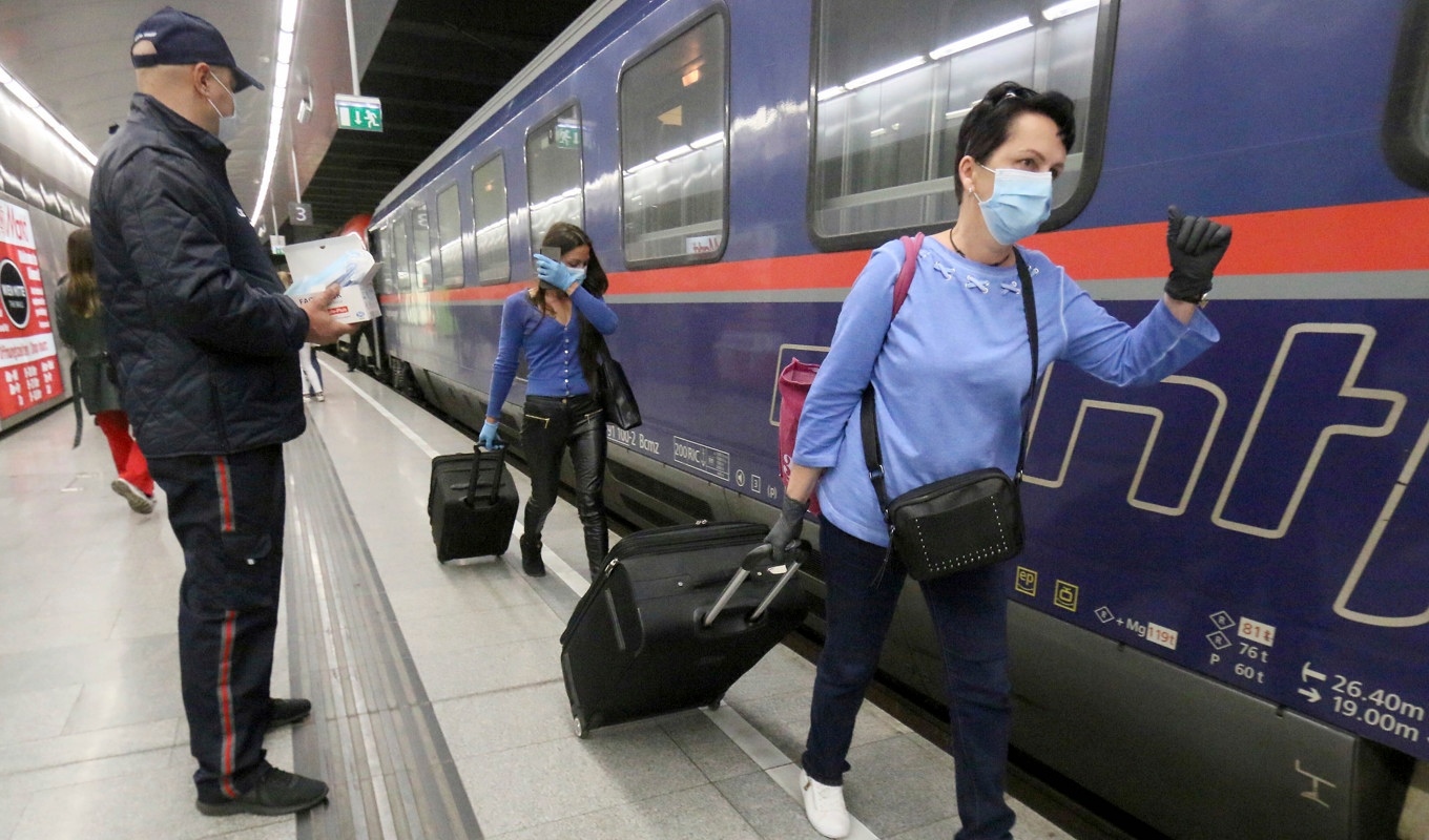 Passagerare stiger på tåget vid Wiens flygplats under coronapandemin 2020. Arkivbild. Foto: Ronald Zak/AP/TT