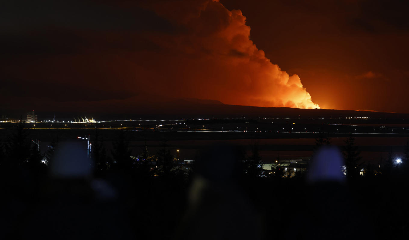 Vulkanutbrottet syns på långa vägar, här från huvudstaden Reykjavik. Foto: Brynjar Gunnarsson/AP/TT