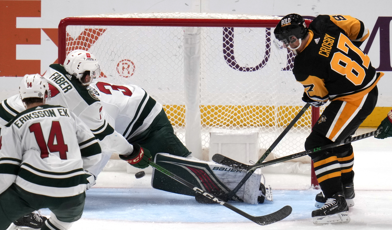 Sydney Crosby sätter avgörande 4–3 bakom Filip Gustavsson i Minnesotas mål. Foto: Gene J. Puskar/AP/TT