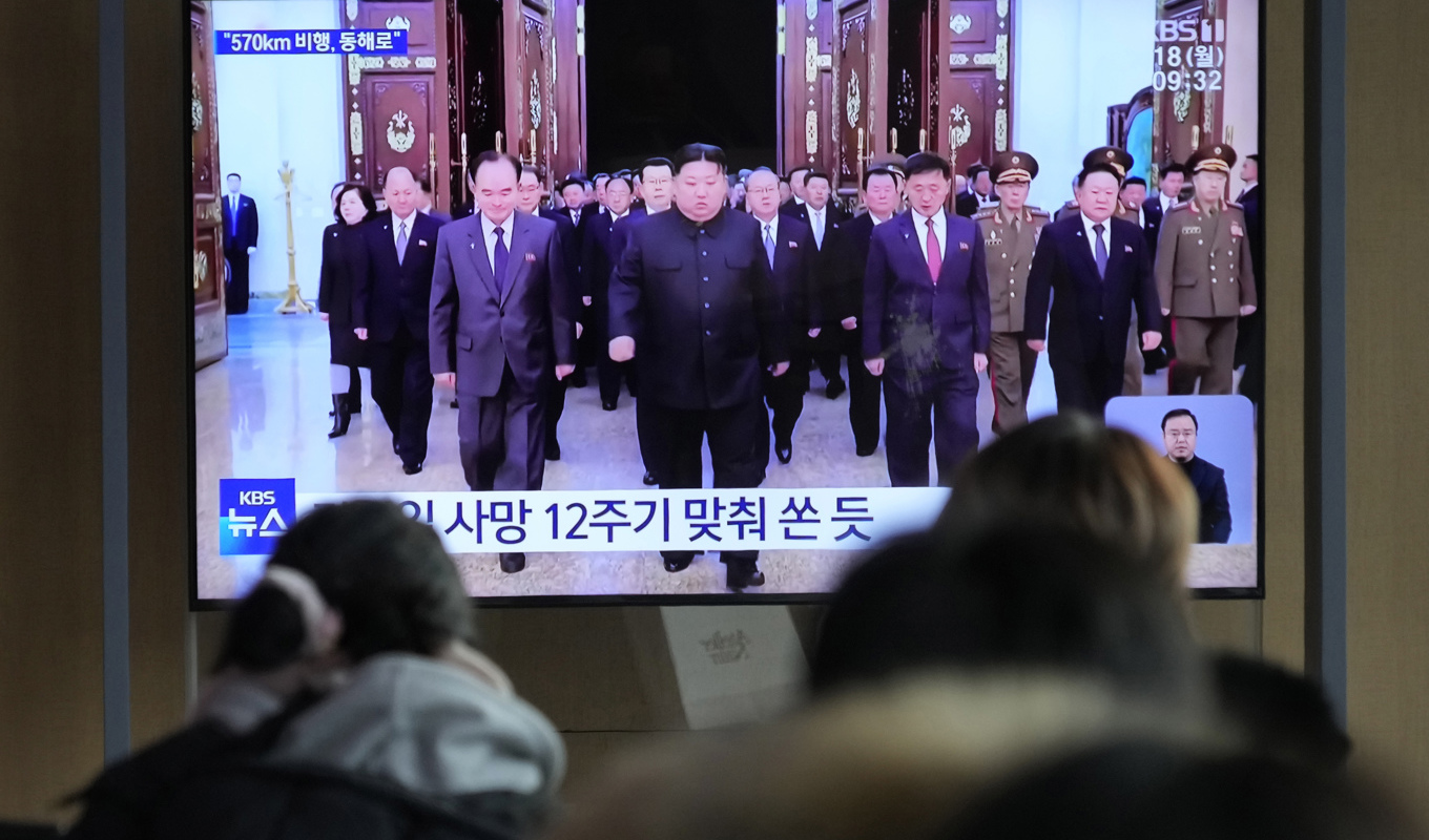 Nordkoreas diktator Kim Jong-Un (mitten) på en tv-bild som sändes på måndagen. Foto: Ahn Young-joon/AP/TT