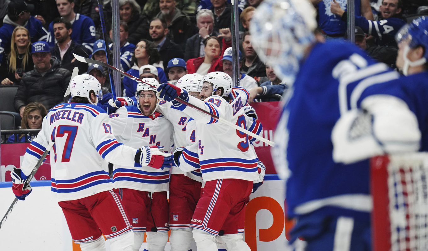 Mika Zibanejad (längst till höger bland Rangers-spelarna) firar efter ett mål itredje perioden. Foto: Nathan Denette/AP/TT