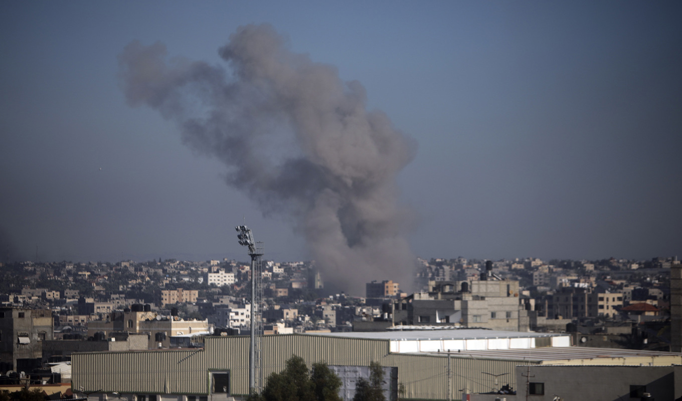 Rök stiger över Khan Yunis i södra Gazaremsan efter en israelisk attack för snart en vecka sedan. Israel har nu uppmanat till evakuering av delar av staden. Foto: Mohammad Dahman/AP/TT