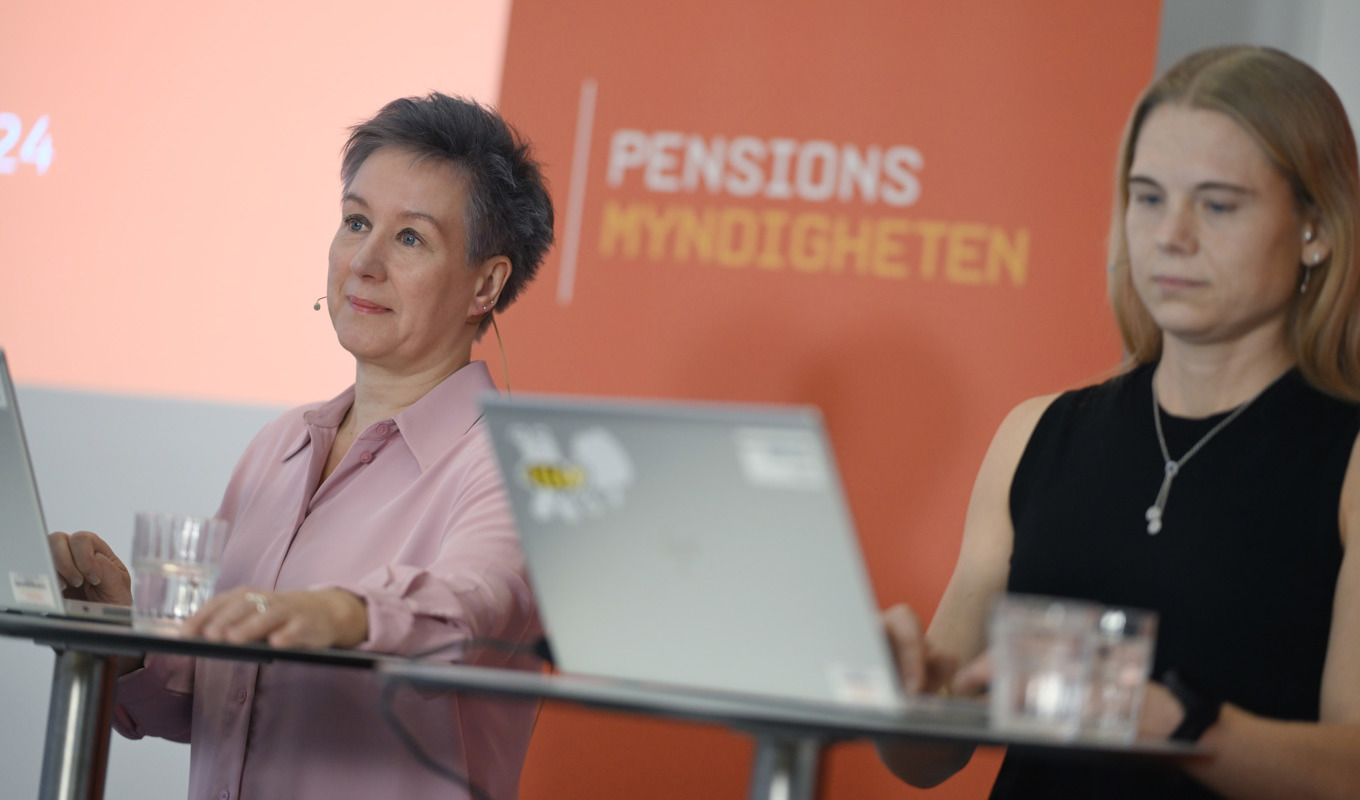 Pensionsspecialist Agneta Claesson (vänster) och analytiker Linda Wiese under Pensionsmyndighetens pressträff om pensionerna för 2024. Foto: Pontus Lundahl/TT