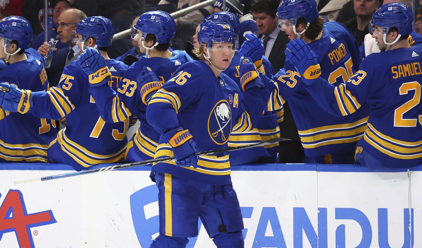 Rasmus Dahlin grattas av sina lagkamrater efter målet mot Toronto. Foto: Jeffrey T. Barnes/AP/TT