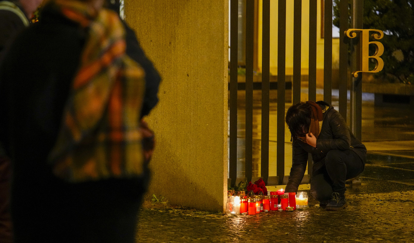 Ljus tänds vid Karlsuniversitetet i Prag, där masskjutningen ägde rum. Foto: Petr David Josek/AP/TT