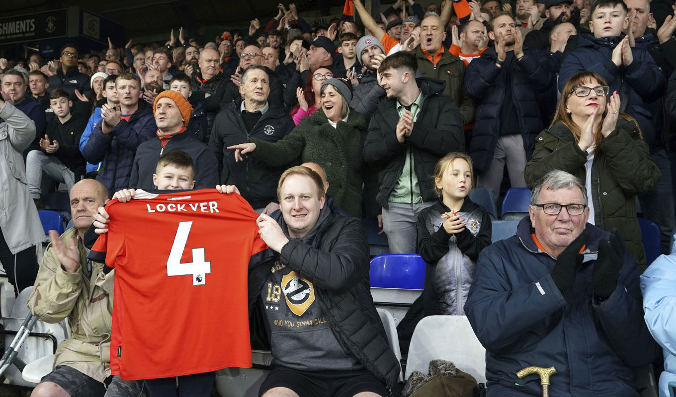 Luton Town fans hyllar lagkapten Tom Lockyer. Foto: Nick Potts/AP/TT