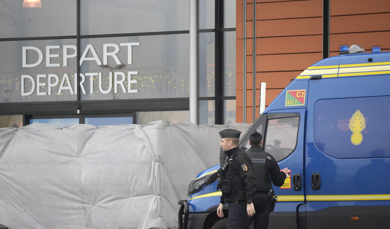 Fransk polis utanför flygplatsen Vatry där över 300 indiska resenärer hålls kvar sedan i torsdags. Foto: Christophe Ena/AP/TT
