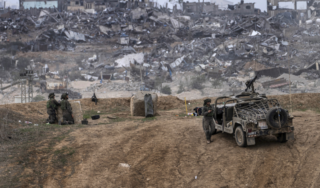 Israelisk militär spanar mot Gazaremsan på lördagen. Foto: Tsafrir Abayov/AP/TT