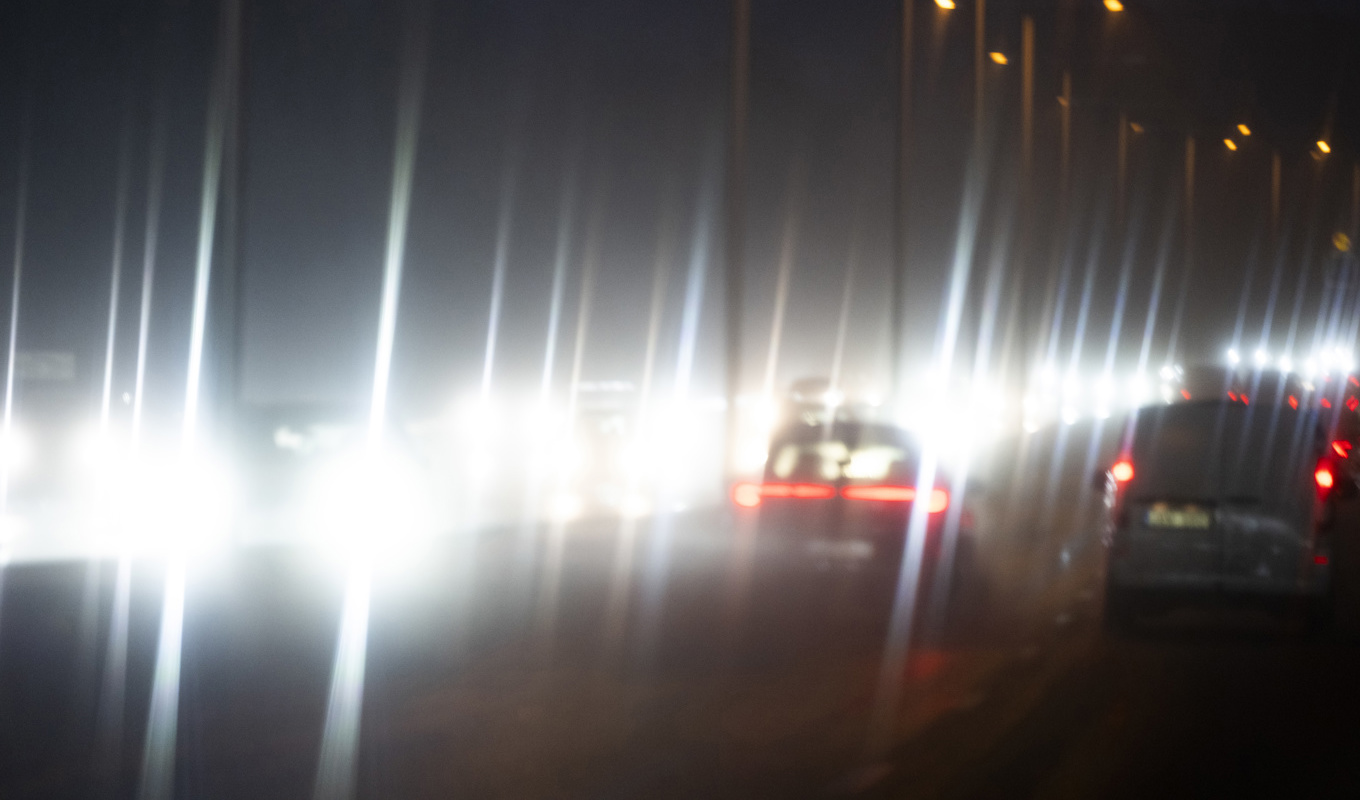 Det kan bli lite bökigt på vägarna under julhelgen, i Götaland varnar SMHI för risk för ishalka. Foto: Henrik Montgomery/TT