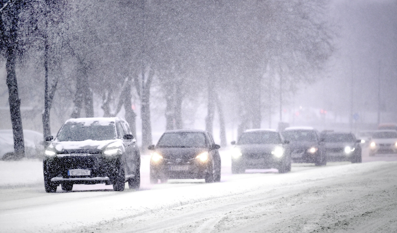 Hela julhelgen ser ut att ge besvärligt väglag och SMHI har flera varningar för ishalka och snöfall ute. Arkivbild. Foto: Janerik Henriksson/TT