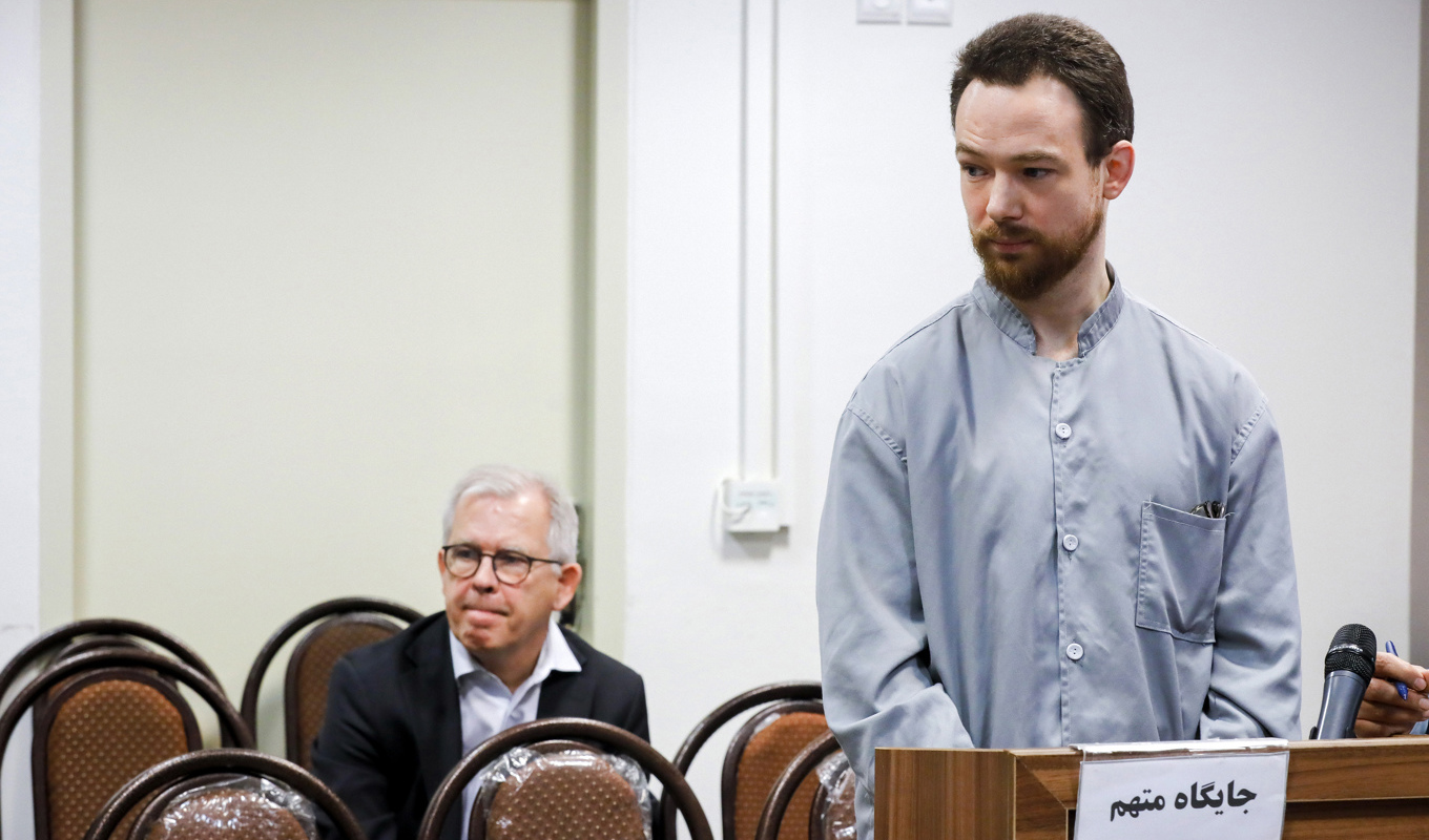 Svenske Johan Floderus i rättssalen i Teheran den 20 december. I bakgrunden sitter Lars Rönnås från Sveriges ambassad. Foto: Hossein Yarahmad/Mizan via AP/TT