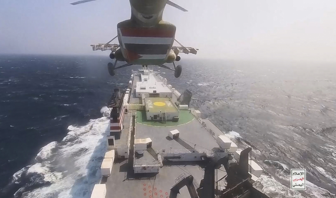 En propagandabild från Huthirörelsen, som visar hur deras helikopter anfaller ett fartyg i Röda havet i november. Foto: Huthirörelsens medieavdelning via AP/TT