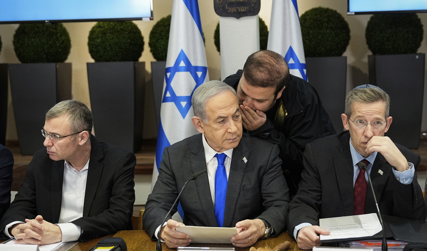 Premiärminister Benjamin Netanyahu leder Israels regering. Bild från möte på julaftonen. Foto: Ohad Zwigenberg/pool/AP/TT
