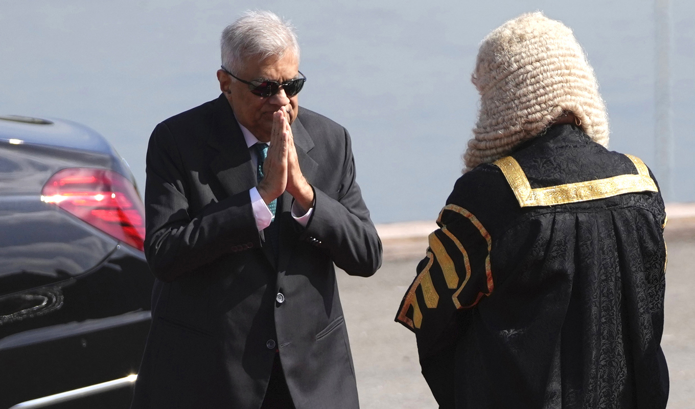 Ranil Wickremesinghe hälsar när han ankommer till parlamentet vid ett tidigare tillfälle. Foto: Eranga Jayawardena/AP/TT