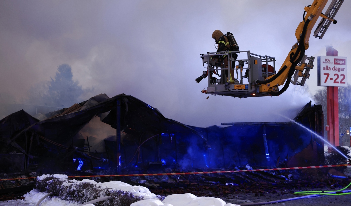 Byggnaden med matbutiken har rasat i branden i Haga i Västerås. Foto: Ali Lorestani/TT