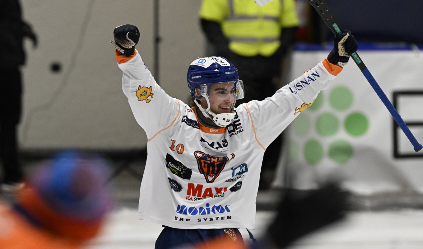 Linus Westh gjorde två mål när Bollnäs slog Edsbyn i annandagsbandyn. Foto: Ulf Palm/TT