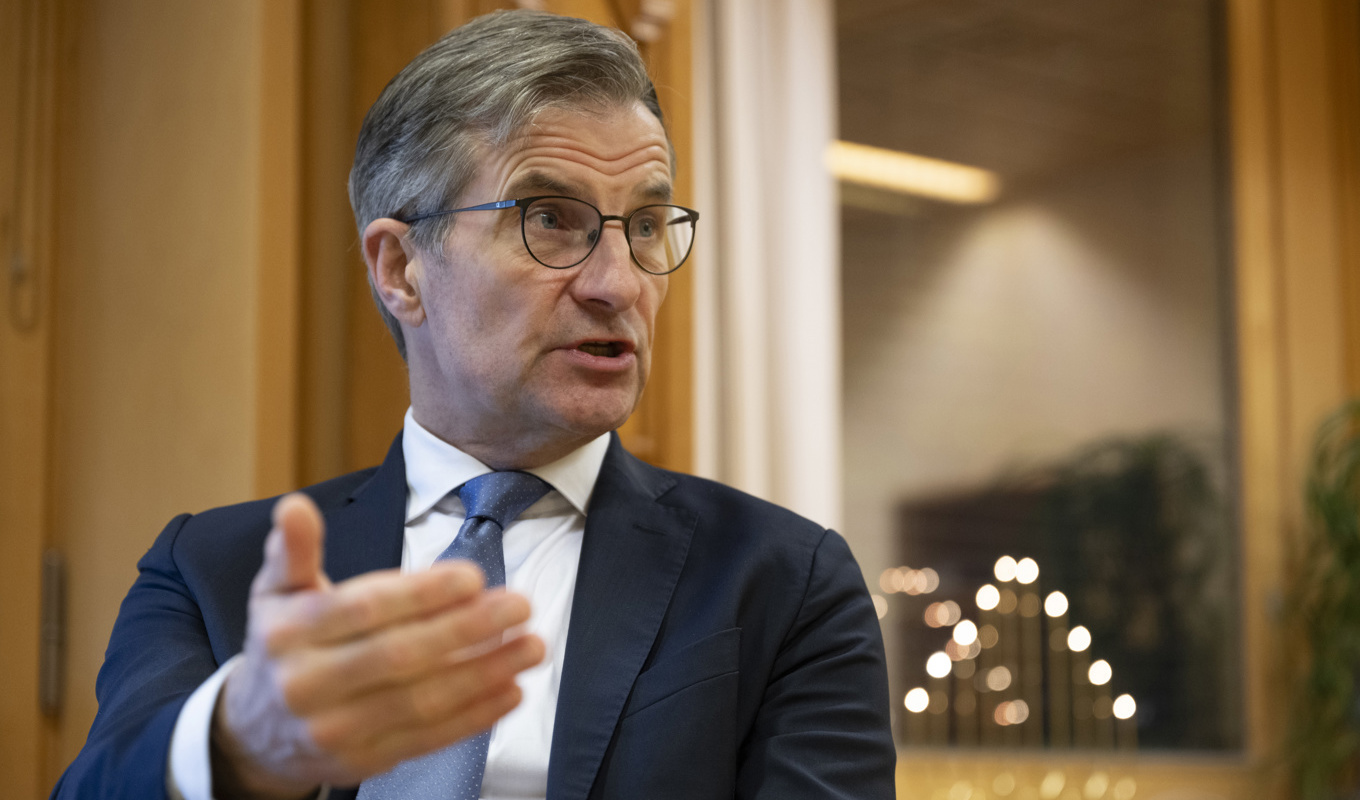 Att stå i rampljuset är en del av jobbet, enligt riksbankschefen Erik Thedéen. "Man får inte ogilla det om man har ett sådant här jobb. Då blir ju varje dag en kamp", säger han. Foto: Henrik Montgomery/TT