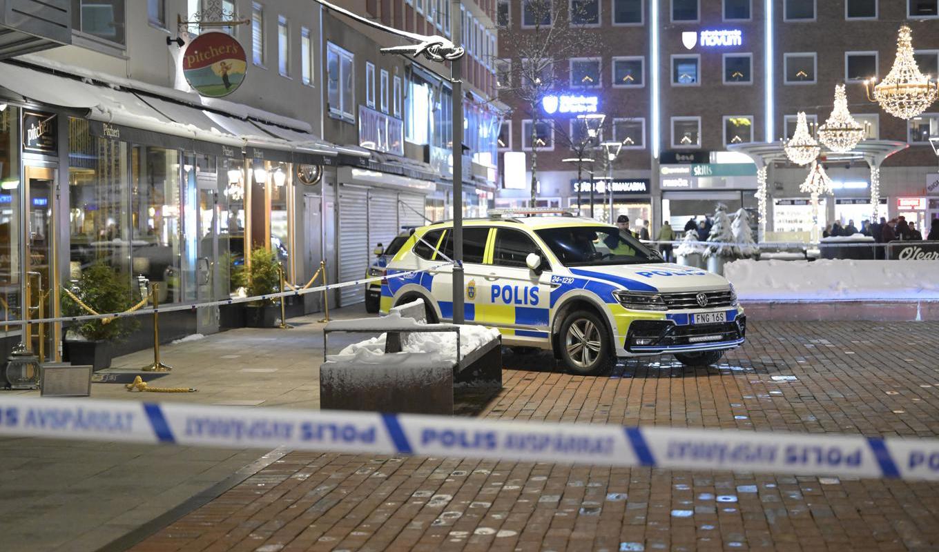 Under måndagskvällen blev en man skjuten inne på en bar i centrala Västerås. Polisen har ännu ingen gripen. Foto: Fredrik Sandberg/TT