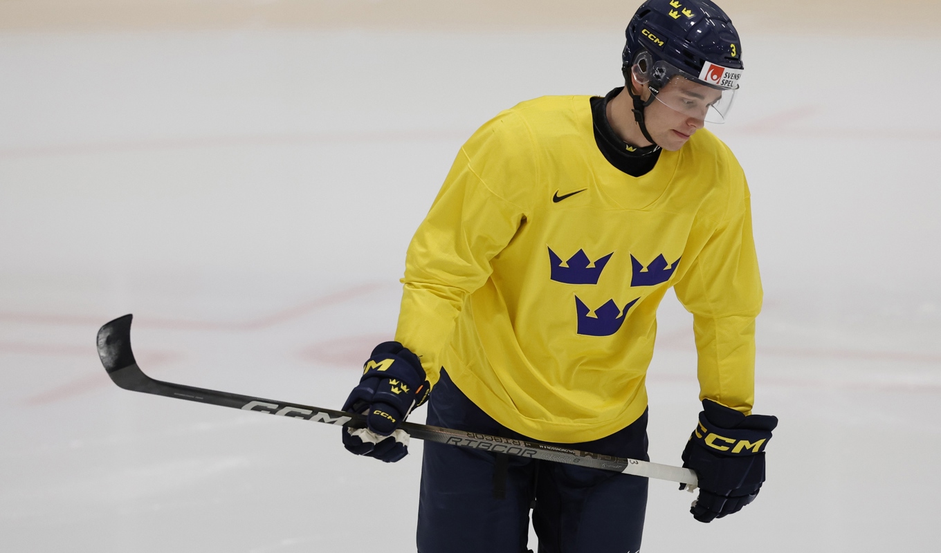Elias Salomonsson stängs av i en match och missar Juniorkronornas möte med Tyskland. Foto: Adam Ihse/TT
