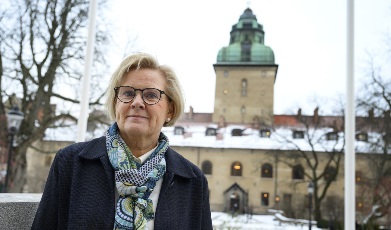 Bekanta kvarter. Rikspolischef Petra Lundh framför polishuset i Stockholm. I bakgrunden Stockholms tingsrätt där hon tjänstgjort både som tingsnotarie och chefsrådman. Foto: Jessica Gow/TT