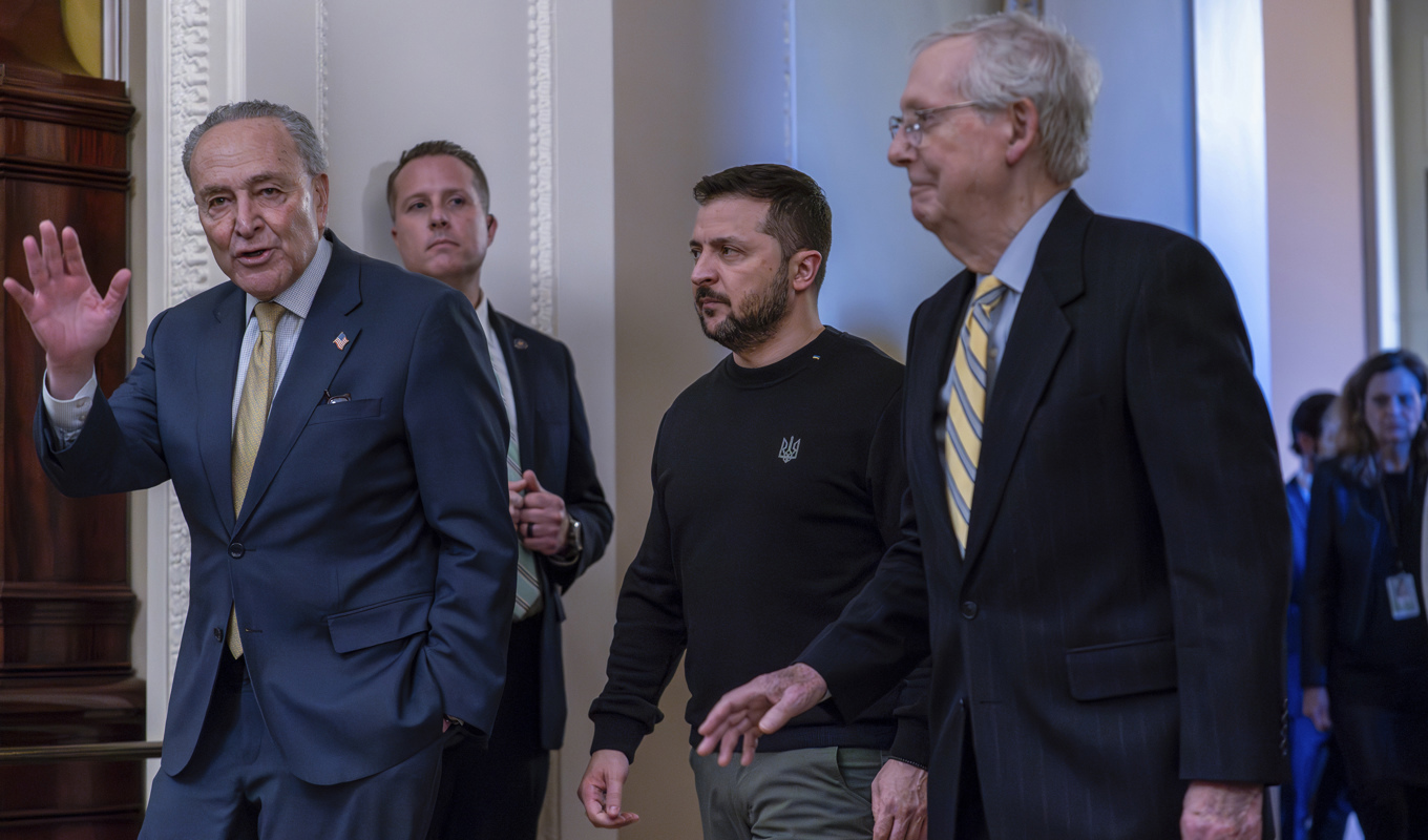 Ukrainas president Volodymyr Zelenskyj på besök i USA-kongressen den 12 december, här omgiven av Demokraternas ledare i senaten Chuck Schumer och hans republikanske motsvarighet Mitch McConnell. Foto: J. Scott Applewhite/AP/TT