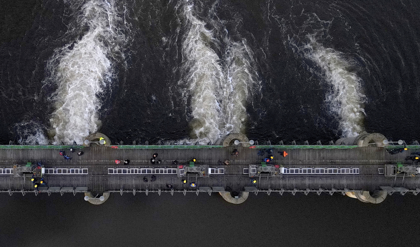Kanalen Pretziener Wehr öppnas för att stoppa översvämningar vid Elbefloden nära Magdeburg i Tyskland. Foto: Simon Kremer/AP/TT