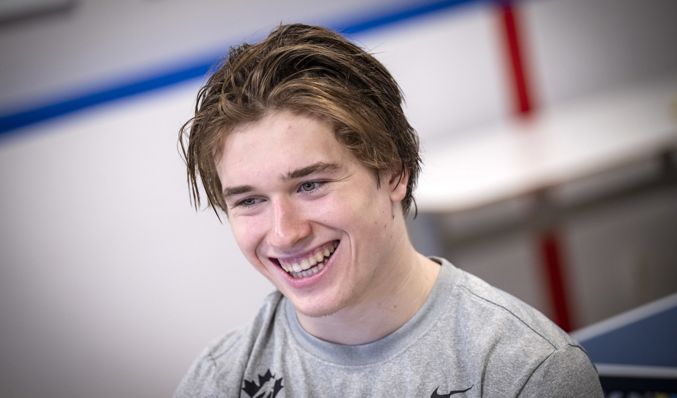 Stortalangen Macklin Celebrini, 17, tippas gå som nummer ett i sommarens NHL-draft. På fredag ställs hans Kanada mot Sverige i junior-VM i Scandinavium. Foto: Johan Nilsson/TT