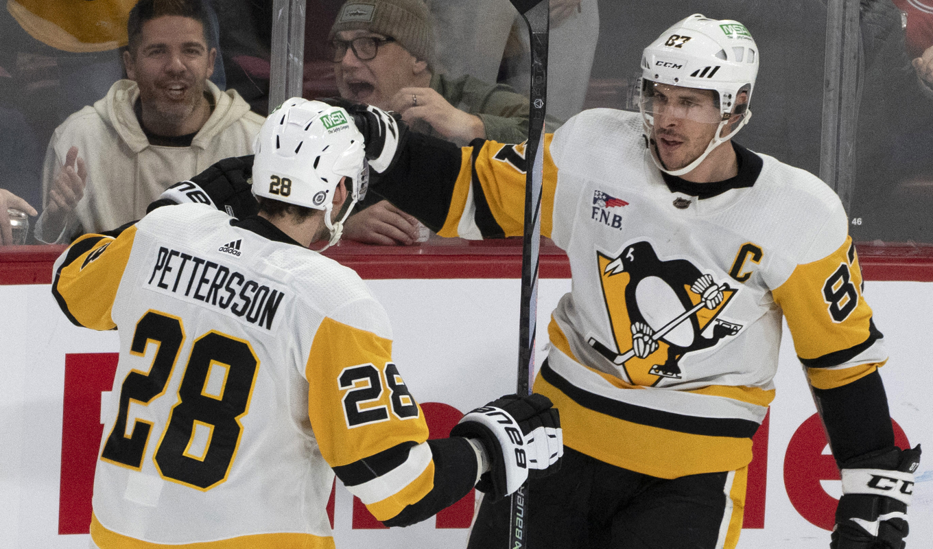 Marcus Pettersson firar lagkamraten Sidney Crosbys mål i en match mot Montreal, som spelades tidigare i december. Arkivbild. Foto: Christinne Muschi/AP/TT