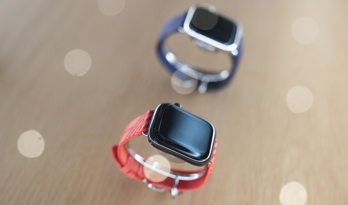 En federal domstol i USA har tillfälligt lyft försäljningsförbudet mot Apples smarta klockor. Foto: Jae C. Hong/AP/TT