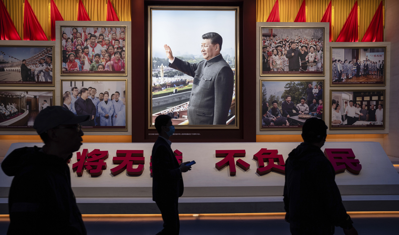 Ett foto av Kinas president Xi Jinping på Kommunistpartiets museum i Peking. Arkivbild. Foto: Louise Delmotte/AP/TT