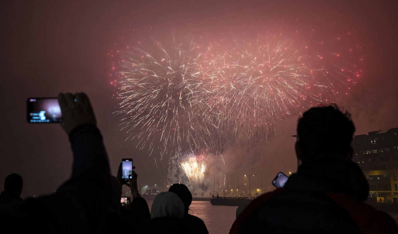 Tolvslagets fyrverkerier kommer troligen att omges av regn eller snöfall i stora delar av Götaland och Svealand. Arkivbild. Foto: Johan Nilsson/TT