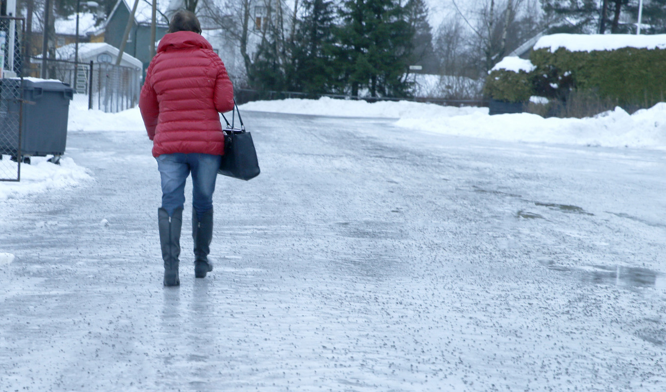 Man får vara försiktig när man beger sig ut eftersom det är ishalka på flera håll. Arkivbild. Foto: Terje Pedersen/NTB scanpix/TT